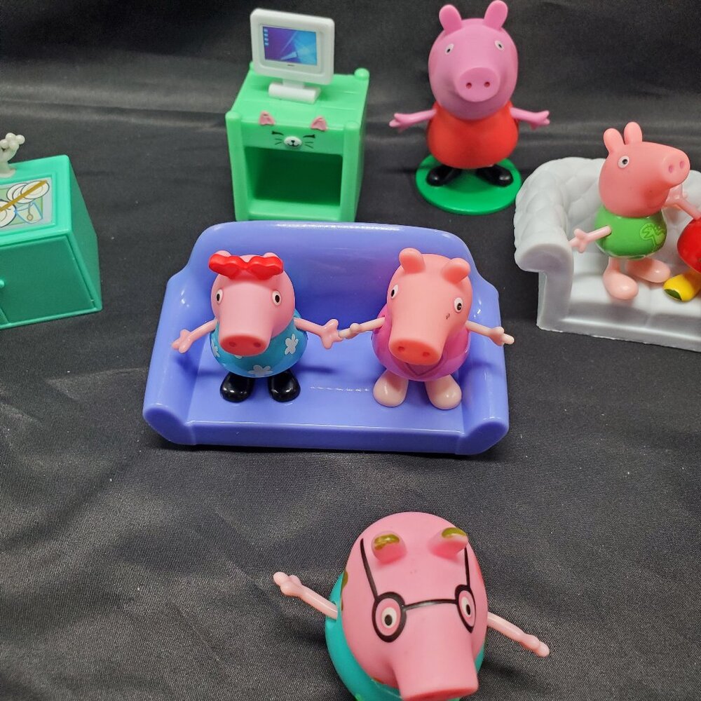 Peppa Pig Family and Friends with Furniture-Lot of 26 pieces - Picture 3 of 8
